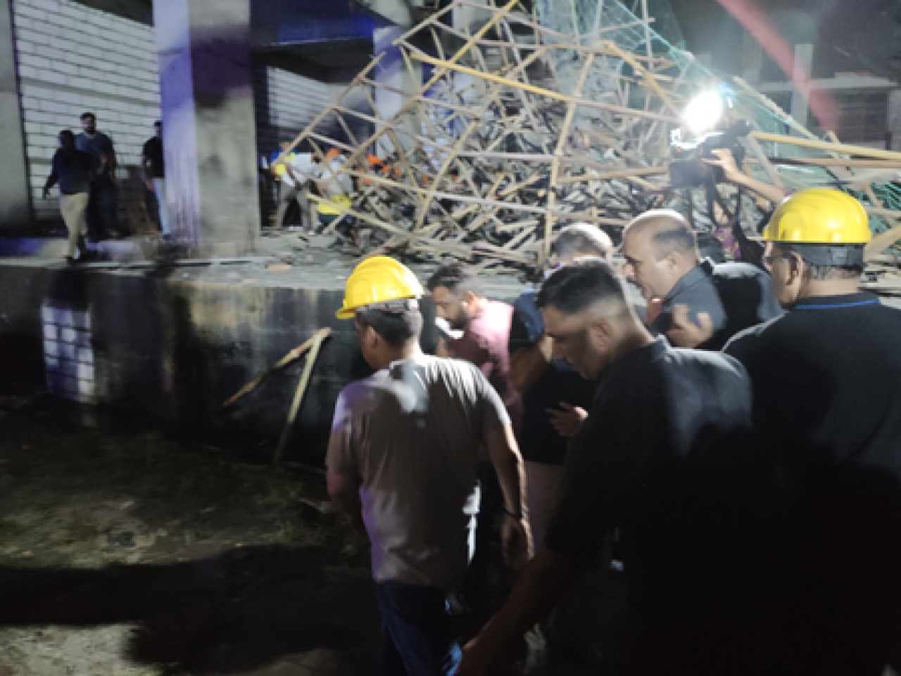 गांधीनगरमध्ये स्लॅब कोसळल्यानंतर अमित शाहने गुजरातच्या मुख्यमंत्रीशी संवाद साधला, सर्व मजूर सुरक्षित आहेत गांधीनगरमध्ये स्लॅब कोसळल्यानंतर अमित शाहने गुजरातच्या मुख्यमंत्रीशी संवाद साधला, सर्व मजूर सुरक्षित आहेत