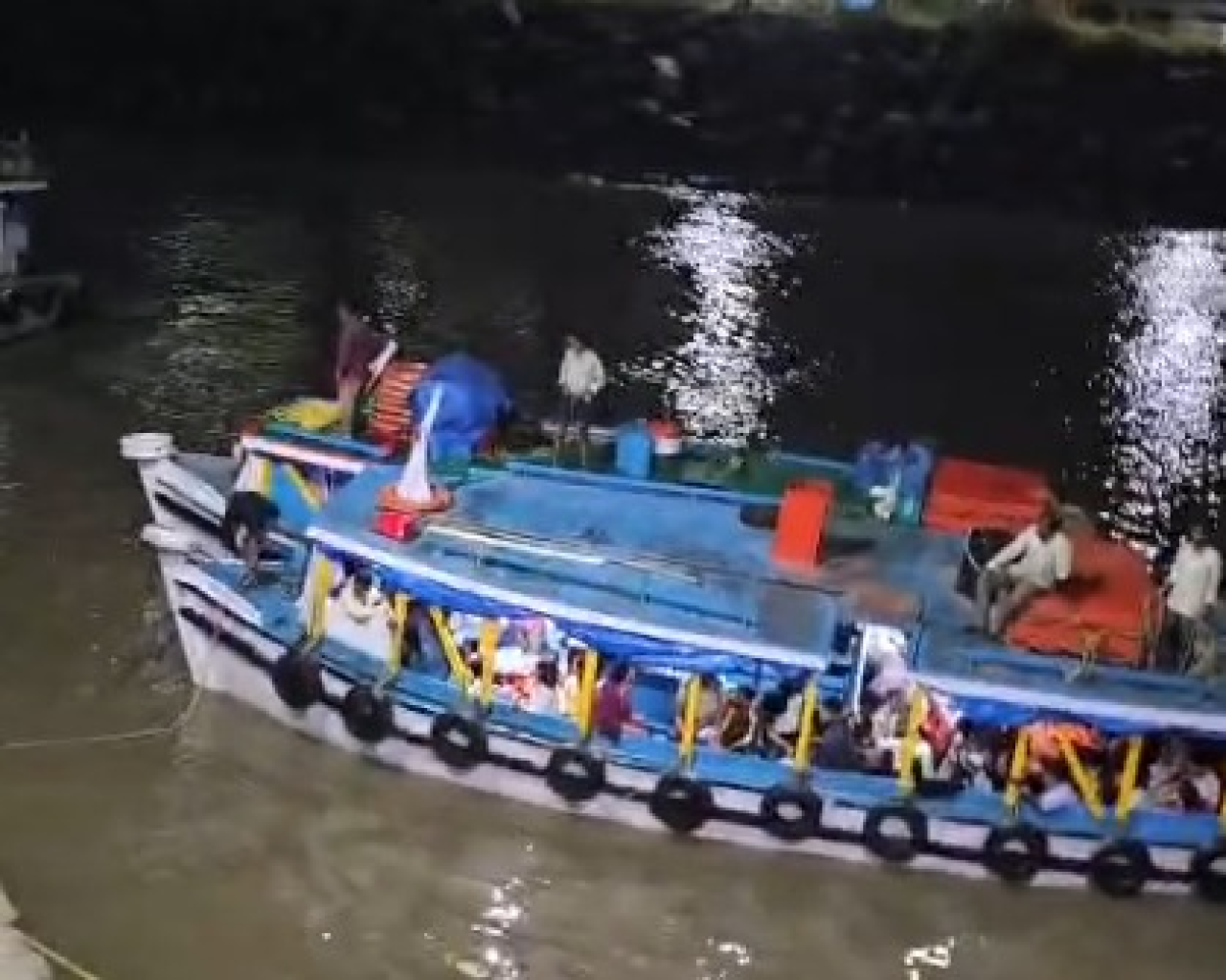 गेटवे ऑफ इंडिया जवळ फेरी बोट खराब, 38 लोकांची सुरक्षित सुटका गेटवे ऑफ इंडिया जवळ फेरी बोट खराब, 38 लोकांची सुरक्षित सुटका