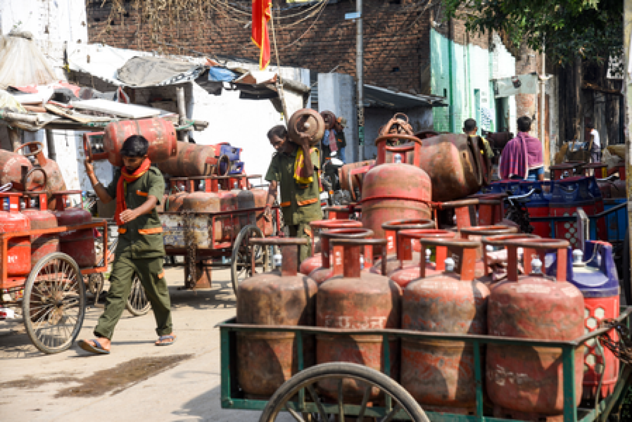 ग्रामीण एलपीजी उपभोक्त्यांसाठी मोठी राहत, आता २५ दिवसांत पुन्हा बुकिंग करू शकतील गॅस सिलेंडर