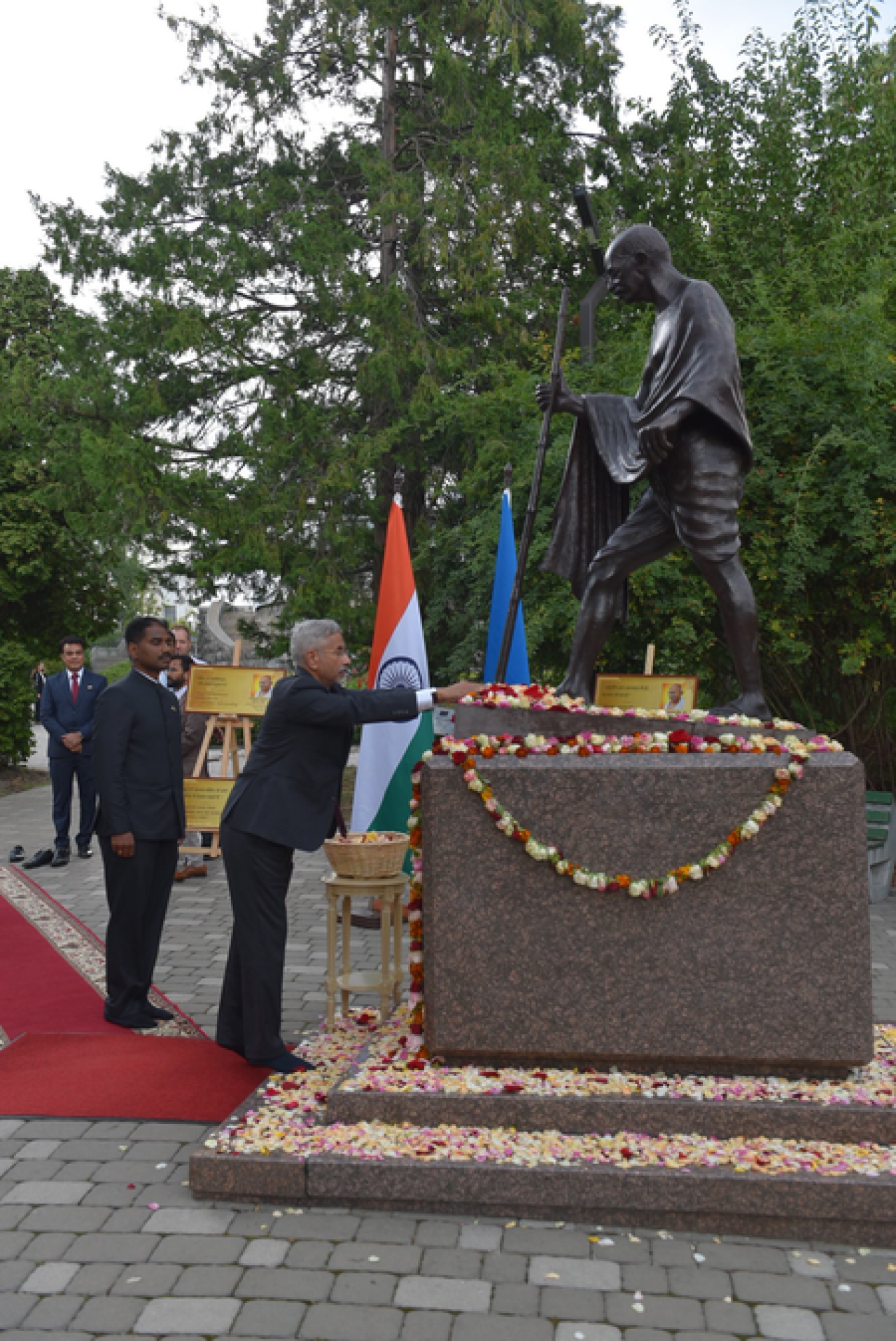 जयशंकर यांनी महात्मा गांधींना श्रद्धांजली देऊन कीव दौरा संपवला जयशंकर यांनी महात्मा गांधींना श्रद्धांजली देऊन कीव दौरा संपवला