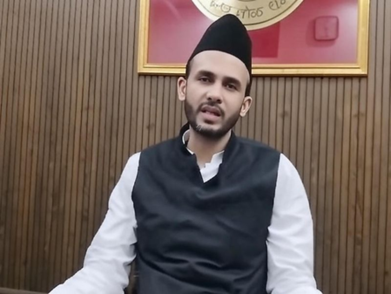 दिल्लीमध्ये मंत्री प्रवेश वर्मा यांच्या थापड प्रकरणावर सपा सांसद जिया उर रहमान बर्क यांची प्रतिक्रिया दिल्लीमध्ये मंत्री प्रवेश वर्मा यांच्या थापड प्रकरणावर सपा सांसद जिया उर रहमान बर्क यांची प्रतिक्रिया