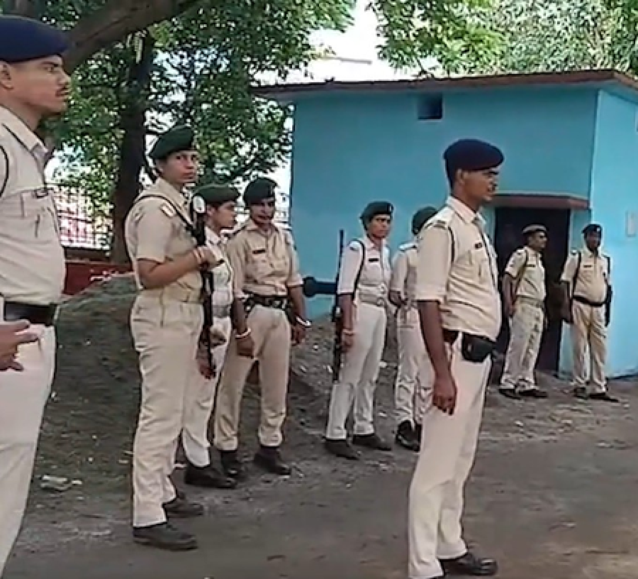 पटना: गेस्ट हाउसमध्ये देह व्यापाराचा भंडाफोड, पाच जणांना अटक पटना: गेस्ट हाउसमध्ये देह व्यापाराचा भंडाफोड, पाच जणांना अटक