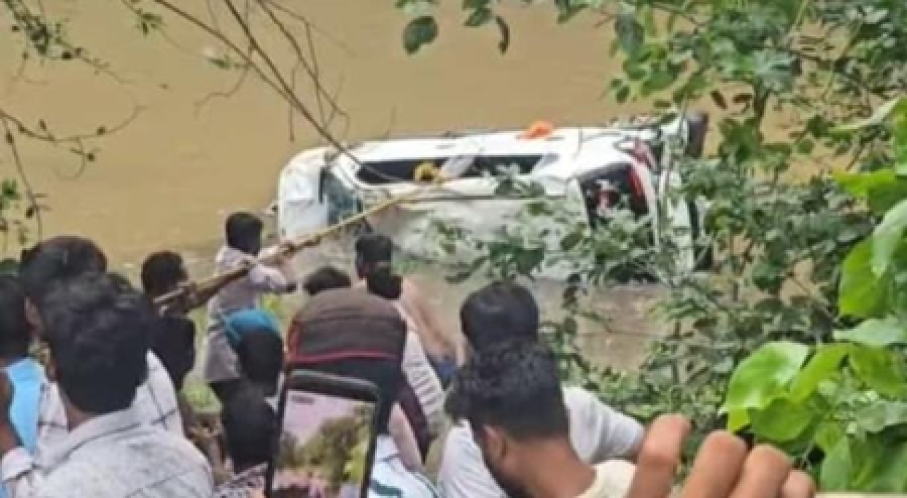 मध्य प्रदेश: आगर मालवा येथे श्रद्धालूंनी भरलेली कार पावसामुळे उफनत्या नाल्यात वाहून गेली, ८ जणांचा मृत्यू मध्य प्रदेश: आगर मालवा येथे श्रद्धालूंनी भरलेली कार पावसामुळे उफनत्या नाल्यात वाहून गेली, ८ जणांचा मृत्यू
