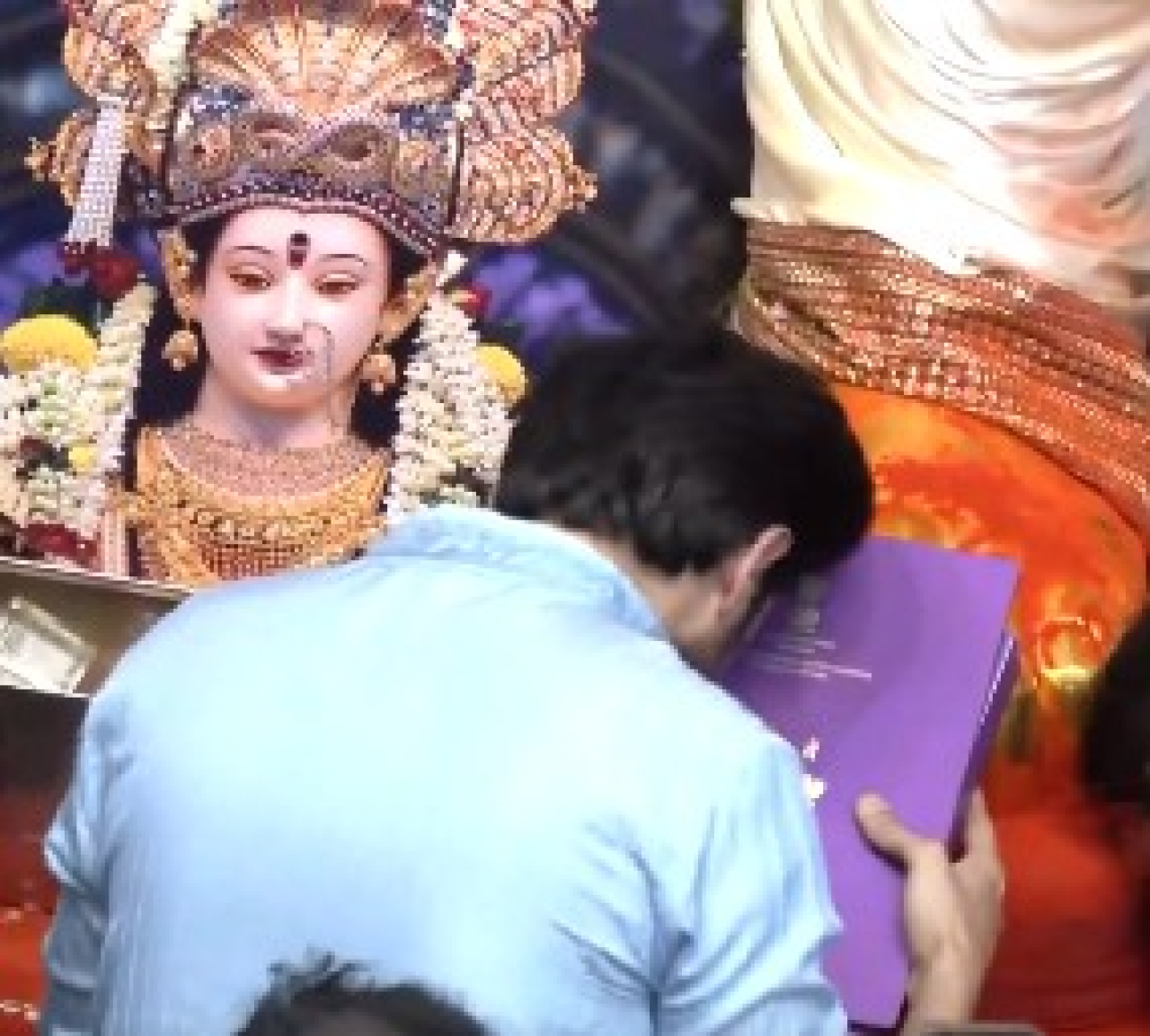 राष्ट्रीय पुरस्कार मिळाल्यानंतर कार्तिक आर्यन लालबागच्या राजाच्या दरबारात राष्ट्रीय पुरस्कार मिळाल्यानंतर कार्तिक आर्यन लालबागच्या राजाच्या दरबारात