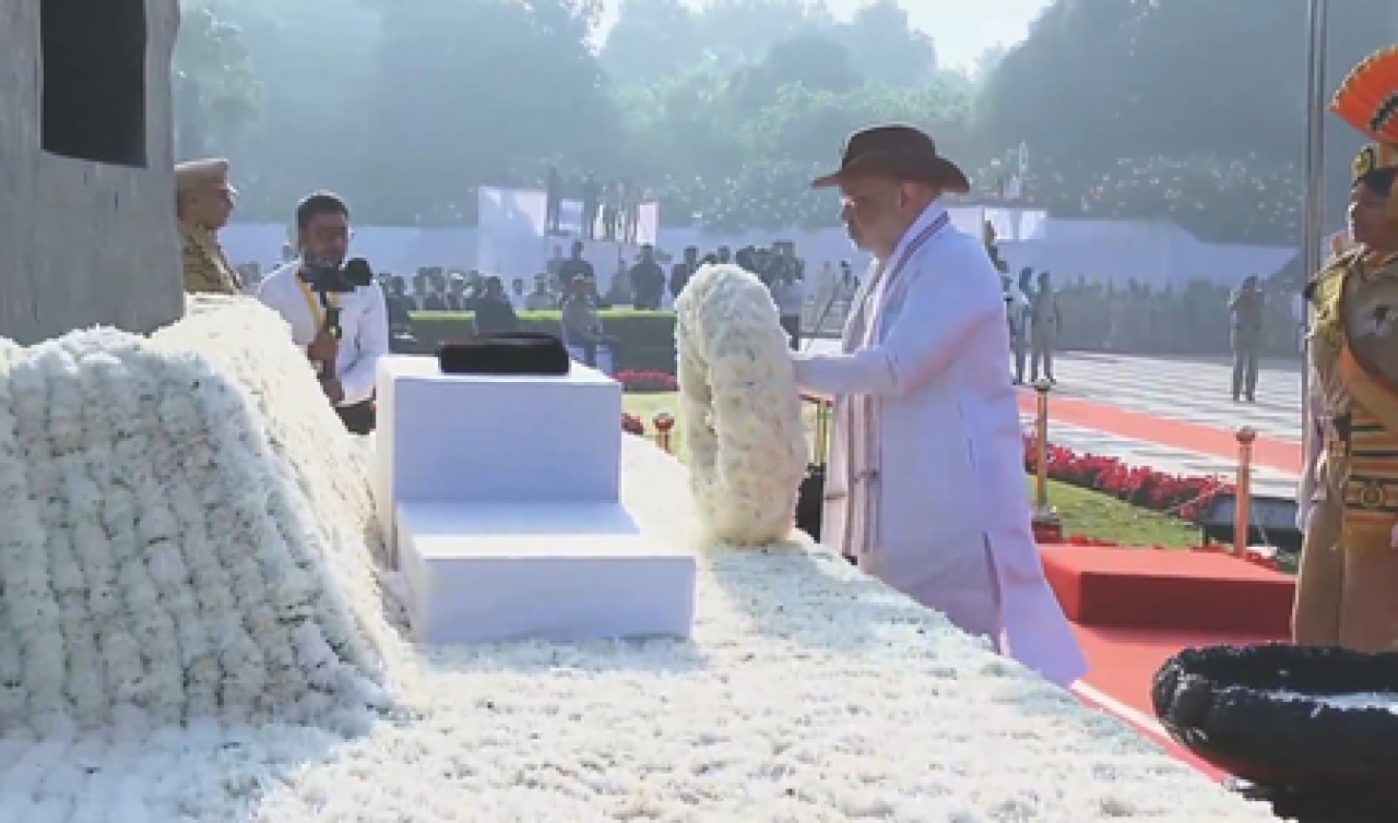 अमित शाह यांचा पुलिस स्मृति दिवस निमित्त शहीदांना श्रद्धांजलि आणि मोटरसायकल रॅलीला हिरवी झंडी अमित शाह यांचा पुलिस स्मृति दिवस निमित्त शहीदांना श्रद्धांजलि आणि मोटरसायकल रॅलीला हिरवी झंडी