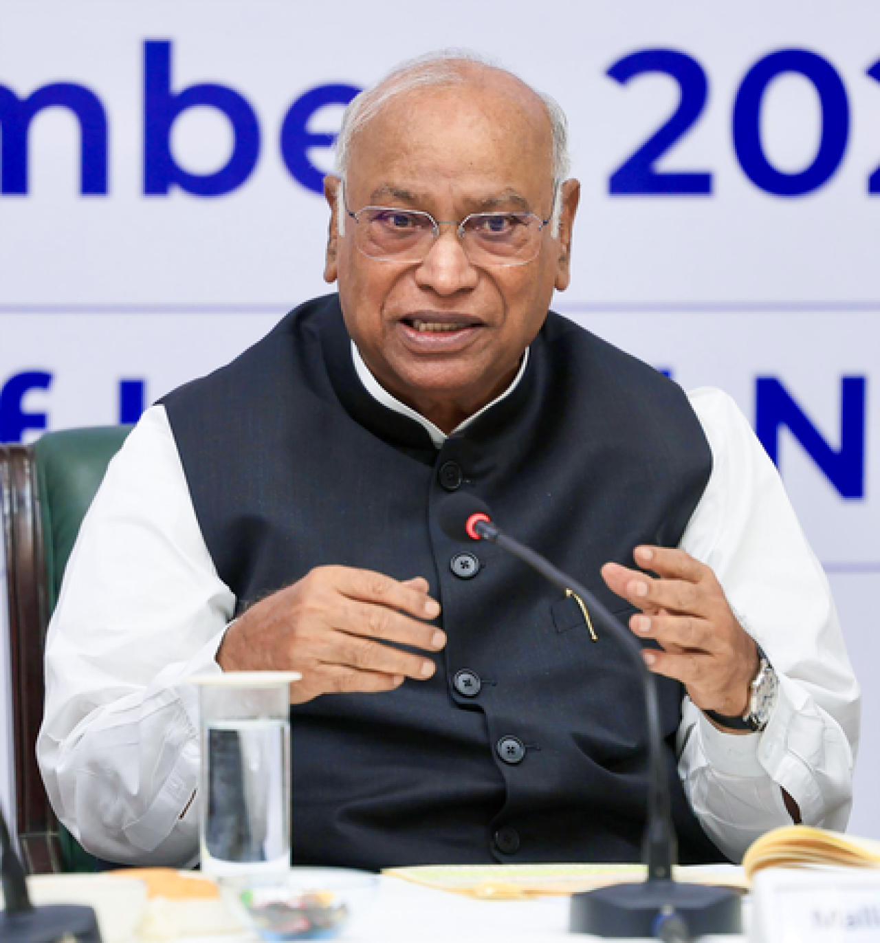 अरुणाचलमध्ये झड़प आणि व्यापार घाट्यावर खड़गे यांनी केंद्र सरकारला धारेवर धरले अरुणाचलमध्ये झड़प आणि व्यापार घाट्यावर खड़गे यांनी केंद्र सरकारला धारेवर धरले
