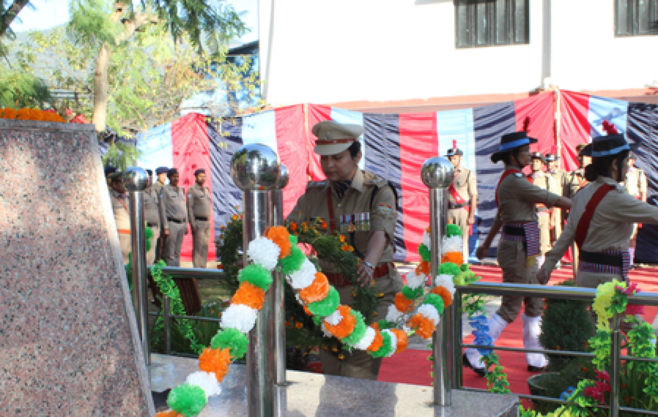 उत्तरकाशी: पुलिस स्मृति दिवस पर शहीद जवानांना श्रद्धांजलि, कुटुंबियांना करण्यात आले मान उत्तरकाशी: पुलिस स्मृति दिवस पर शहीद जवानांना श्रद्धांजलि, कुटुंबियांना करण्यात आले मान