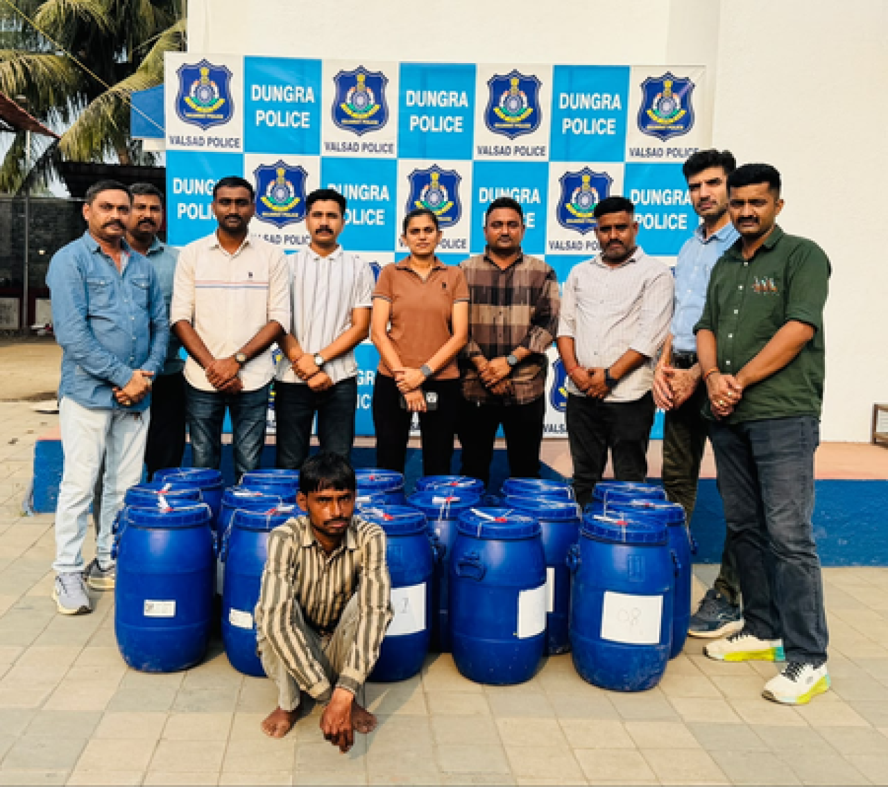 गुजरात पोलिसांनी फ्लॅटवर छापा मारून 1.21 कोटींचा नशीला पदार्थ जप्त केला गुजरात पोलिसांनी फ्लॅटवर छापा मारून 1.21 कोटींचा नशीला पदार्थ जप्त केला