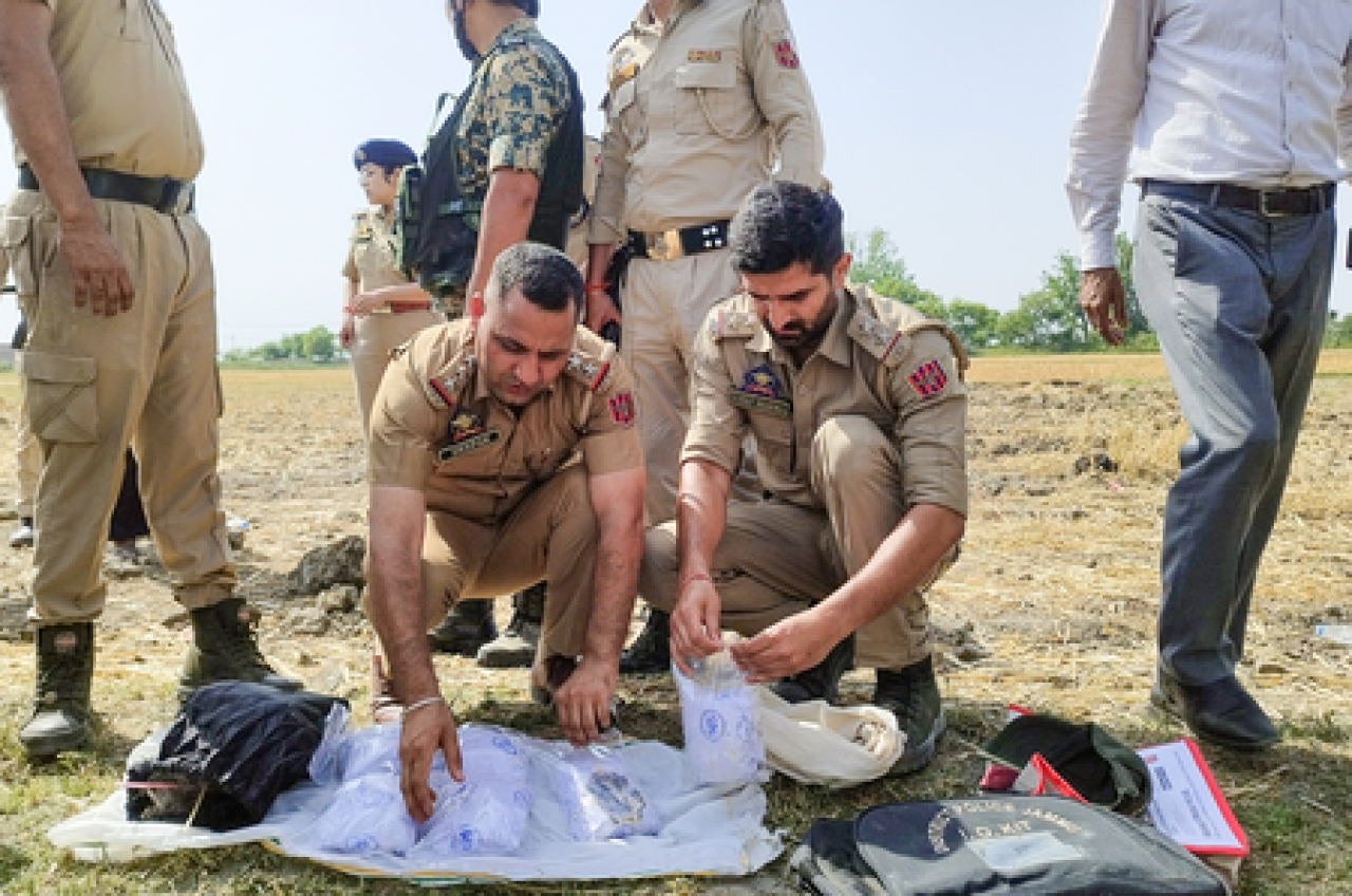 जम्मूमध्ये ड्रोनद्वारे ड्रग्स आणि पिस्तूल गिरवण्याचा भंडाफोड, दोन व्यक्ती अटकेत