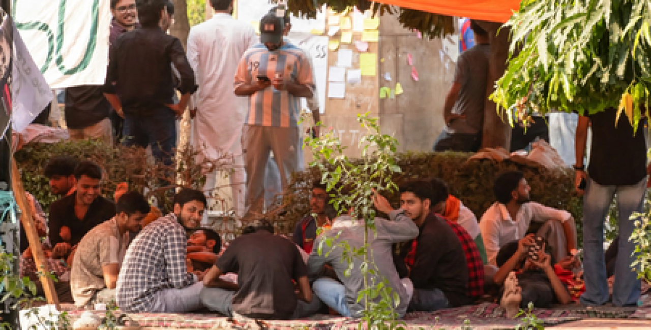 जामिया मिलिया इस्लामिया: गेट बंदीवरून विद्यार्थ्यांचा आक्रोश, आंदोलनाला हिंसक स्वरूप देण्याचा आरोप जामिया मिलिया इस्लामिया: गेट बंदीवरून विद्यार्थ्यांचा आक्रोश, आंदोलनाला हिंसक स्वरूप देण्याचा आरोप