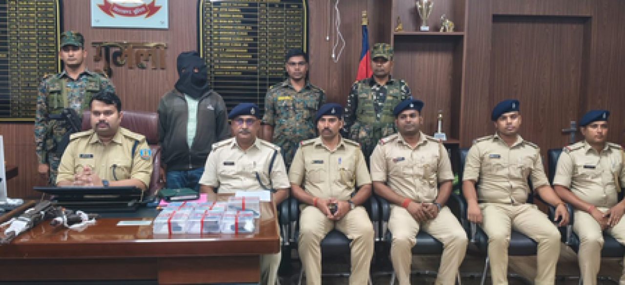 झारखंड: गुमला येथे मोठ्या गुन्हेगारी साजिशीला आळा, एके-56 आणि देसी कार्बाइनसह अनेक शस्त्रांचा जप्ती झारखंड: गुमला येथे मोठ्या गुन्हेगारी साजिशीला आळा, एके-56 आणि देसी कार्बाइनसह अनेक शस्त्रांचा जप्ती