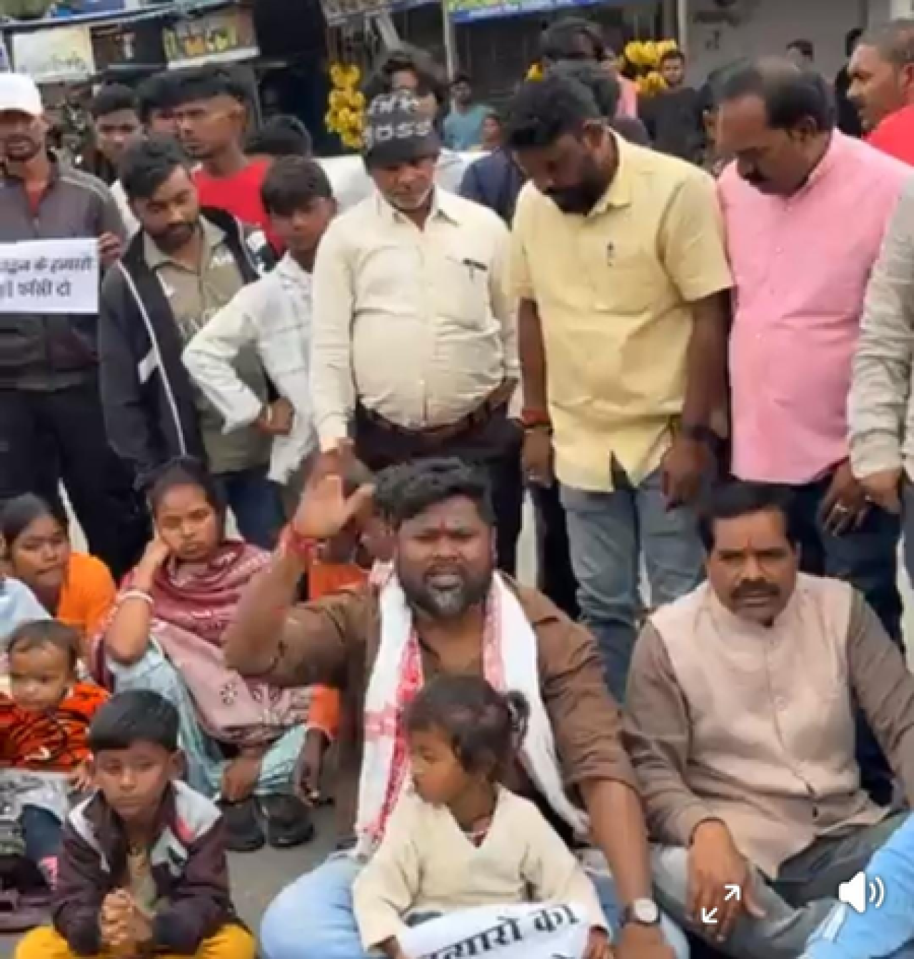 झारखंड: रांचीतील पिठौरिया येथे होटल व्यवस्थापकाची हत्या, रस्त्यावर जाम झारखंड: रांचीतील पिठौरिया येथे होटल व्यवस्थापकाची हत्या, रस्त्यावर जाम