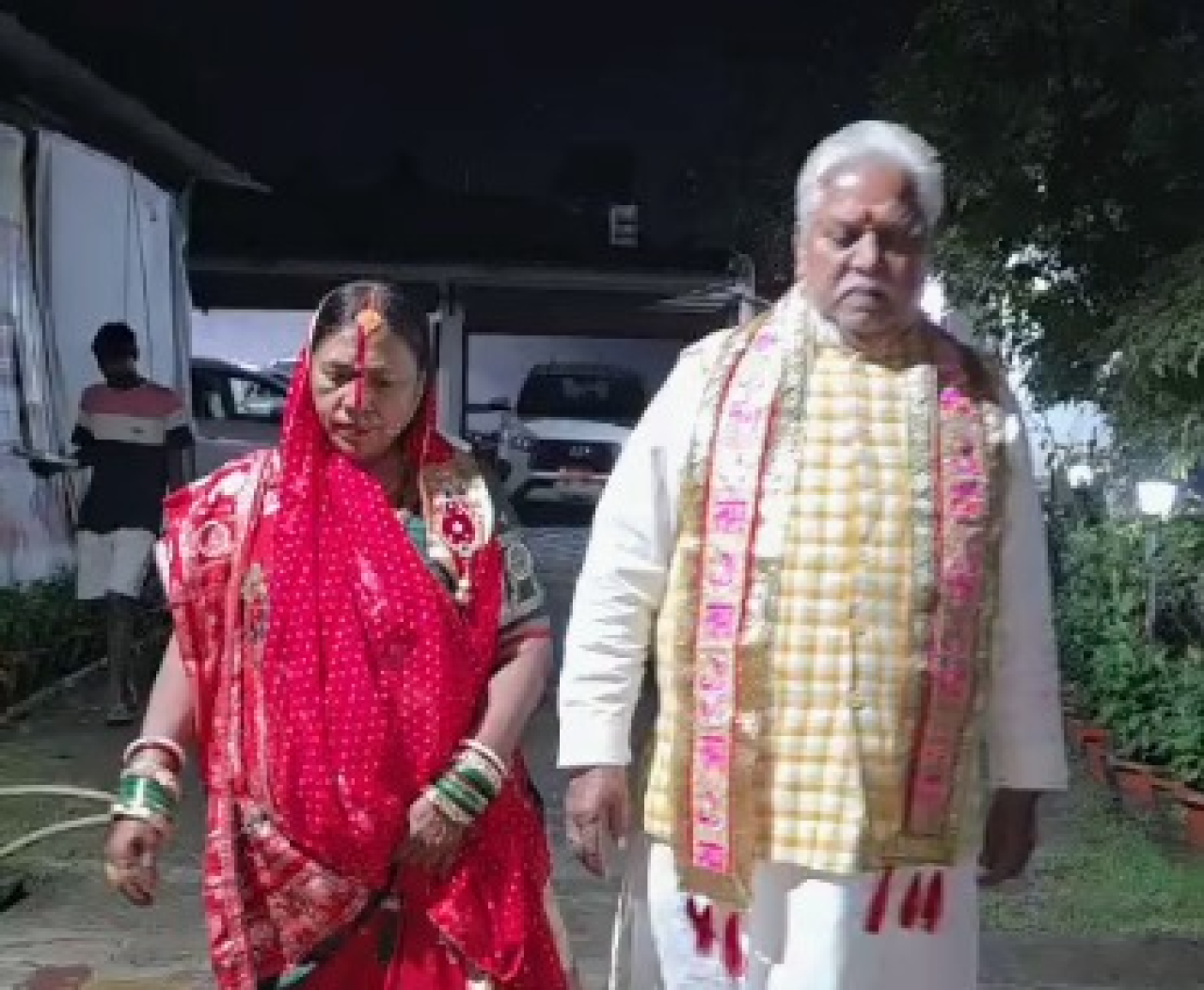 देशभरात करवा चौथचा उत्सव, नेत्यांनी चंद्राच्या दर्शनानंतर व्रत उघडले