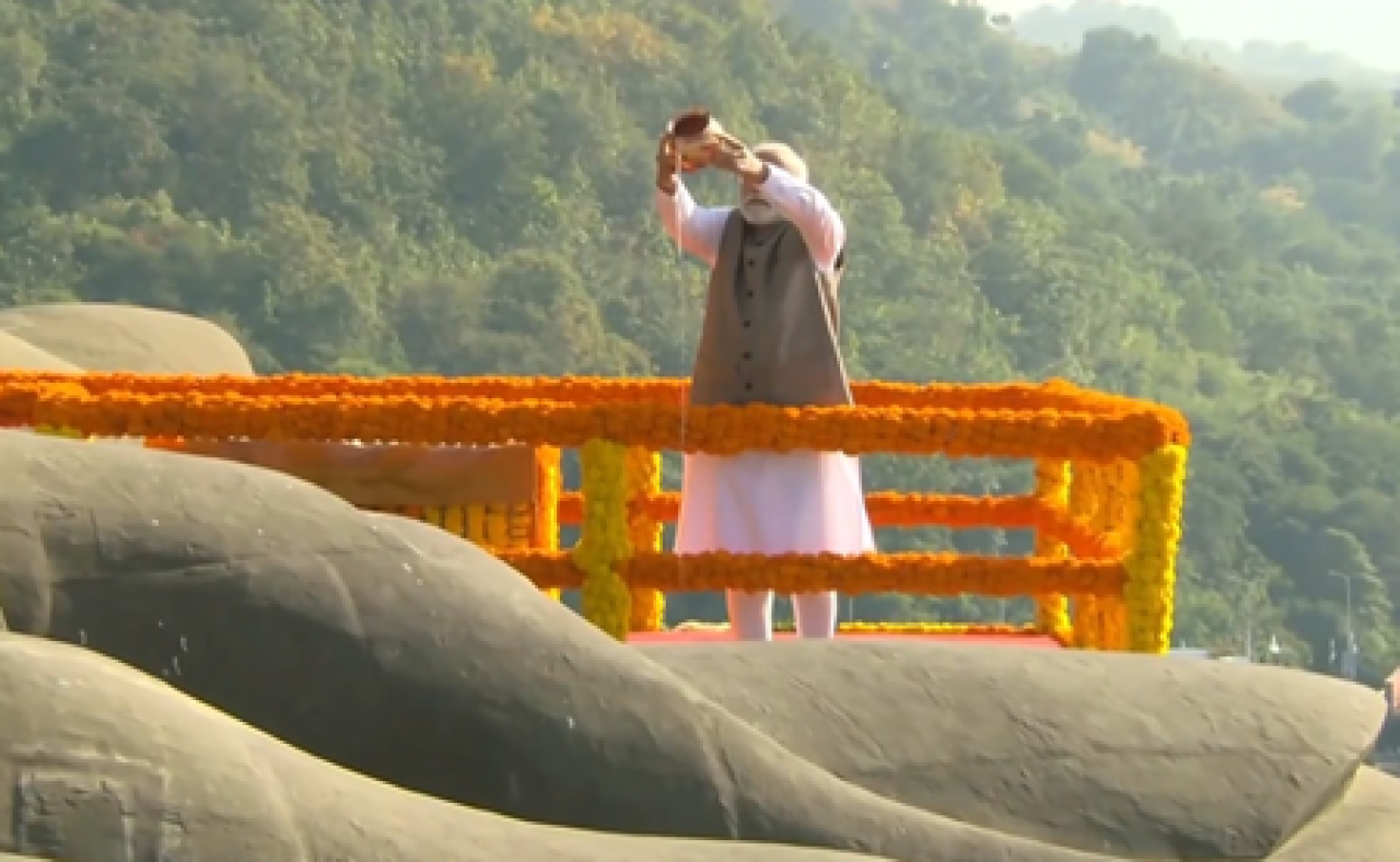 पीएम मोदीने स्टॅच्यू ऑफ युनिटीवर सरदार पटेल यांना अर्पित केली पुष्पांजलि, 400 कोटींच्या योजनांचा शुभारंभ पीएम मोदीने स्टॅच्यू ऑफ युनिटीवर सरदार पटेल यांना अर्पित केली पुष्पांजलि, 400 कोटींच्या योजनांचा शुभारंभ