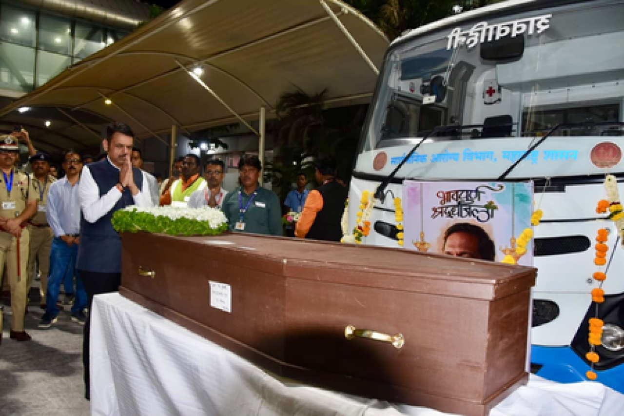 पुण्यात नाना पाटेकर यांचा राजकीय सम्मानात अंतिम संस्कार, मुख्यमंत्री फडणवीस यांनी दिली श्रद्धांजलि पुण्यात नाना पाटेकर यांचा राजकीय सम्मानात अंतिम संस्कार, मुख्यमंत्री फडणवीस यांनी दिली श्रद्धांजलि