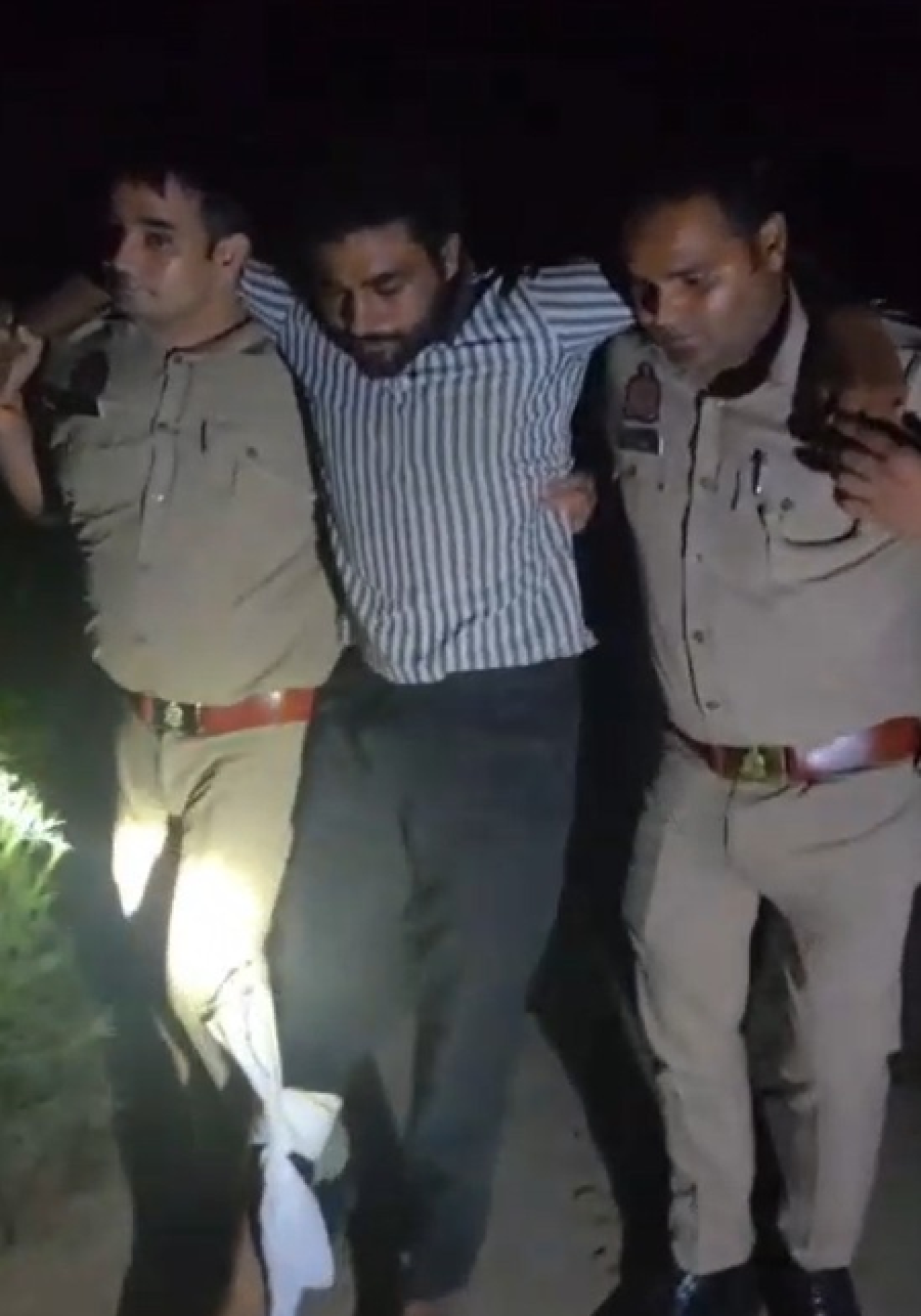 बुलंदशहरमध्ये भूरा गँगचा एनकाउंटर: सरगना आणि पाच पशु चोरांना अटक, दोन गुन्हेगार जखमी बुलंदशहरमध्ये भूरा गँगचा एनकाउंटर: सरगना आणि पाच पशु चोरांना अटक, दोन गुन्हेगार जखमी