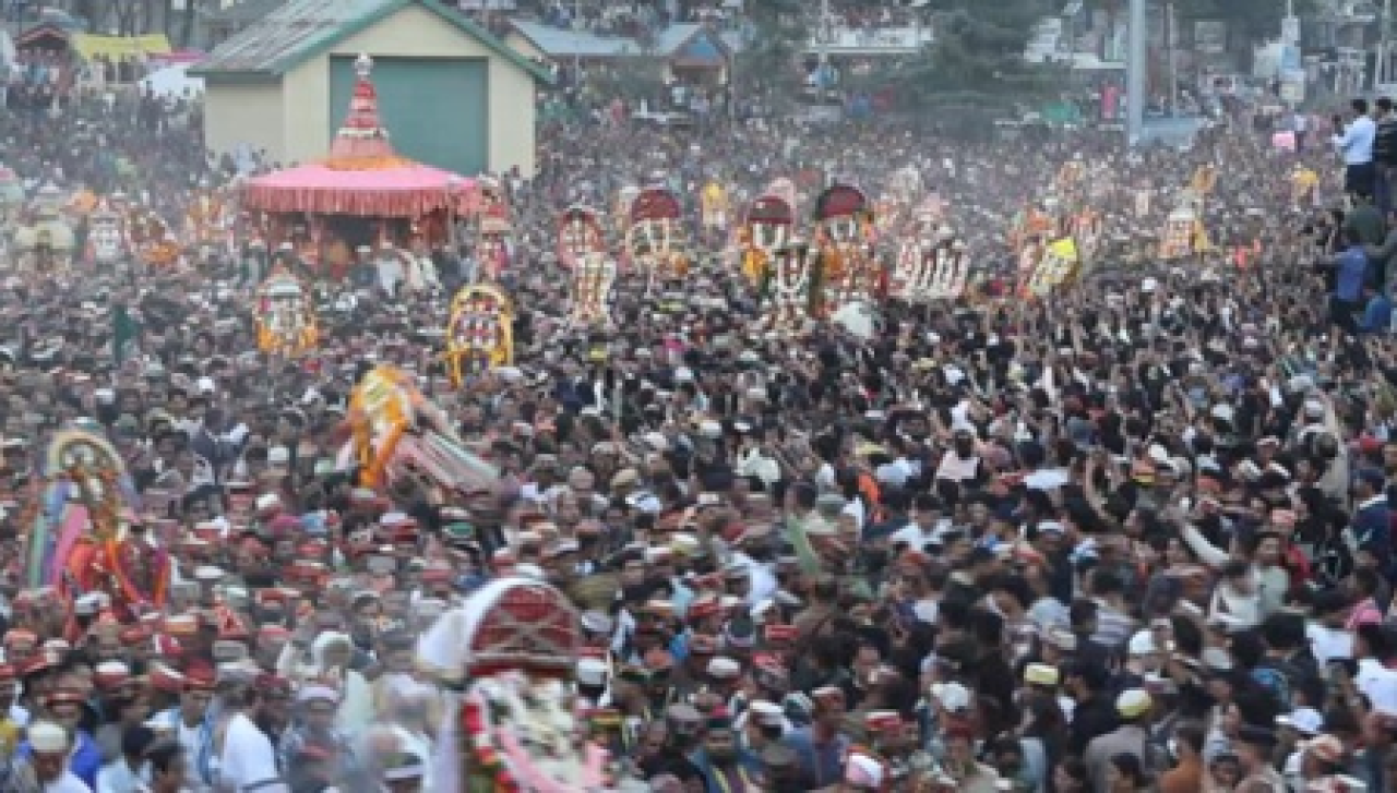 भगवान रघुनाथ की भव्य रथयात्रा से शुरू हुआ 7 दिवसीय अंतरराष्ट्रीय दशहरा उत्सव