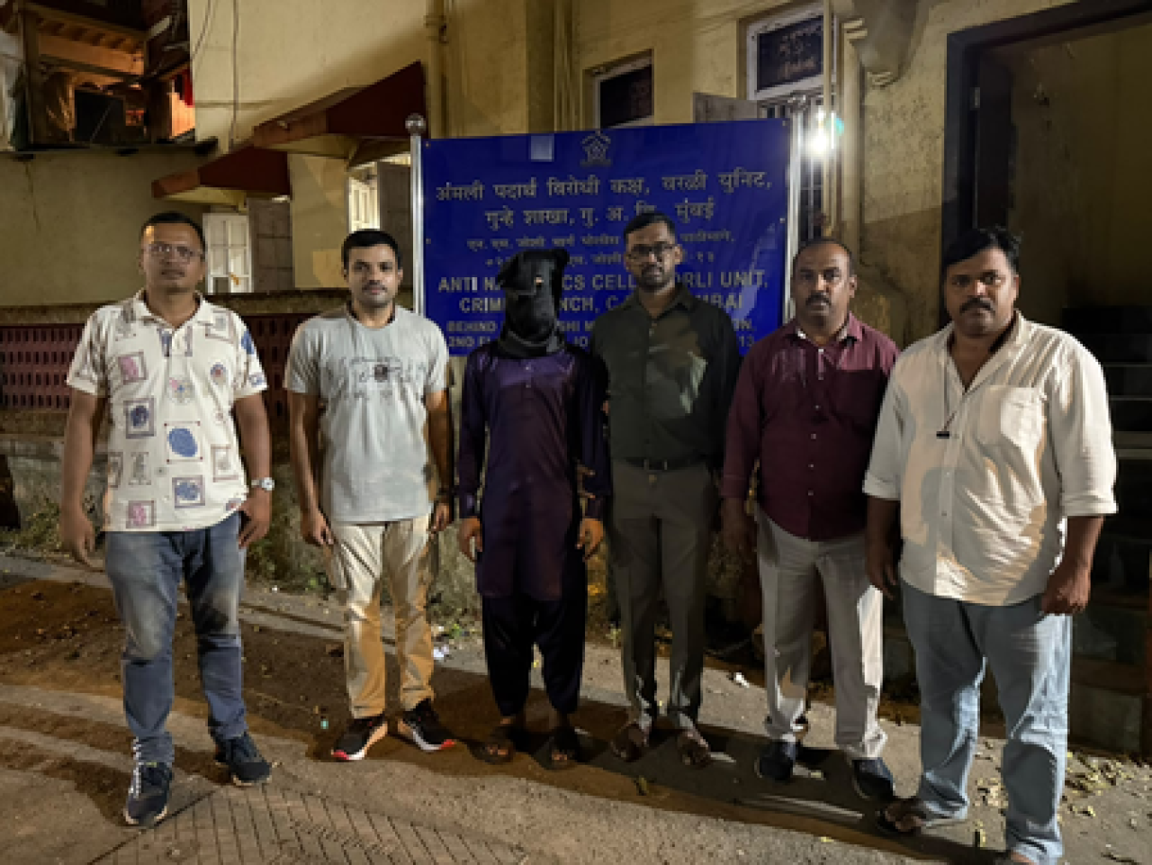 मुंबई पोलिसांची मोठी कारवाई, २.५३ कोटींची नशीली औषधे जप्त मुंबई पोलिसांची मोठी कारवाई, २.५३ कोटींची नशीली औषधे जप्त