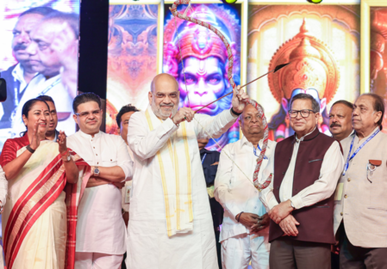 मुख्यमंत्री रेखा गुप्ता ने मिंटो रोड काली मंदिरात दुर्गा पूजेला हजेरी लावली