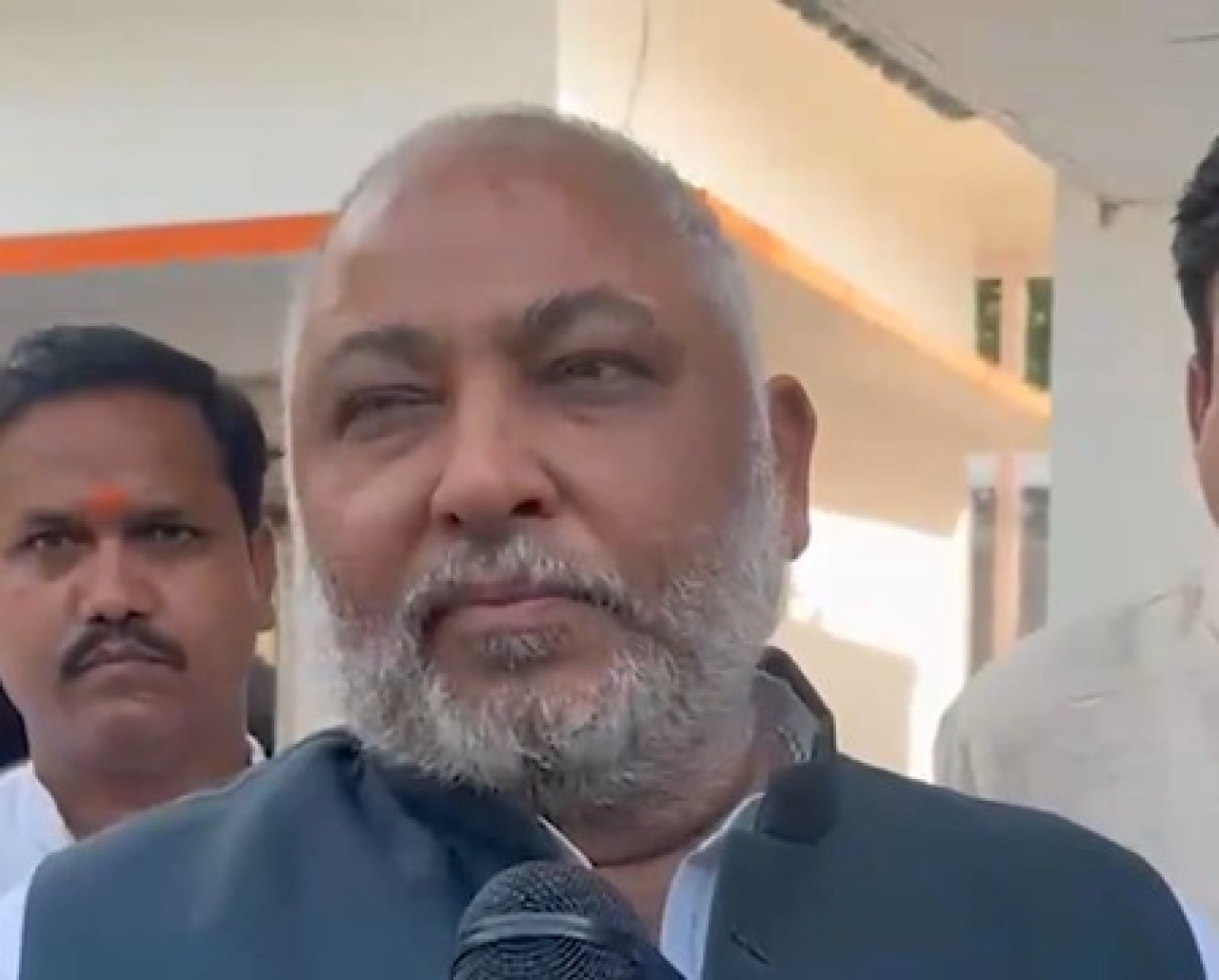 संविधान की हत्या करने वाली कांग्रेस की गोद में खेल रही सपा: दयाशंकर सिंह का आरोप संविधान की हत्या करने वाली कांग्रेस की गोद में खेल रही सपा: दयाशंकर सिंह का आरोप